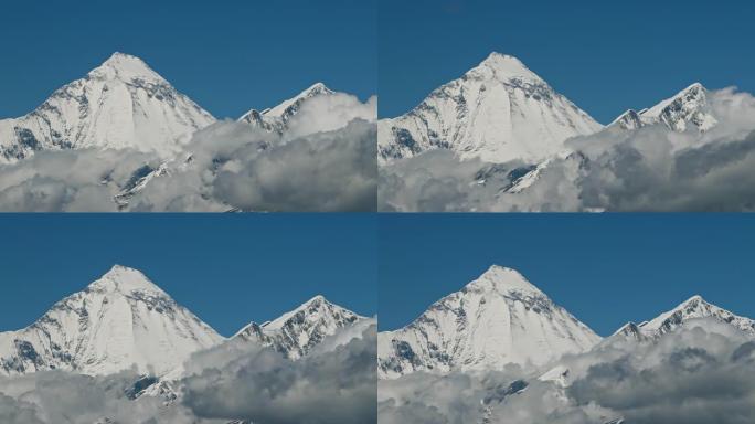 时光倒流的云在山谷中盘旋，远处是雪峰。野马、尼泊尔、安纳普尔纳