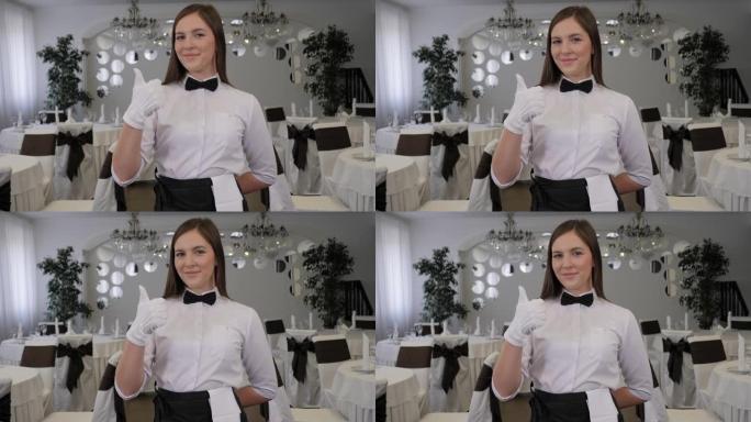 戴着面具和白手套的漂亮女服务员在餐厅竖起大拇指。