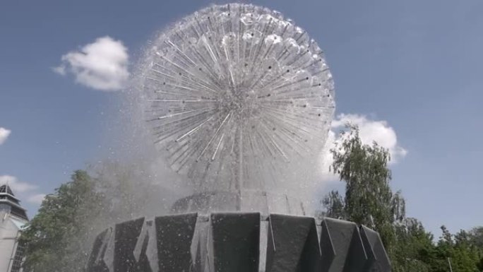 球形喷泉在夏日以慢动作喷水