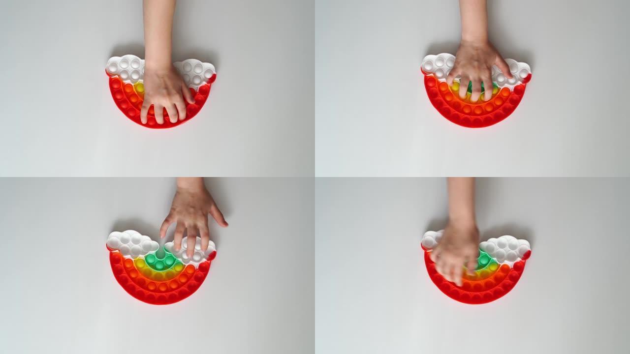 Hand玩彩虹形状的多色抗压玩具。