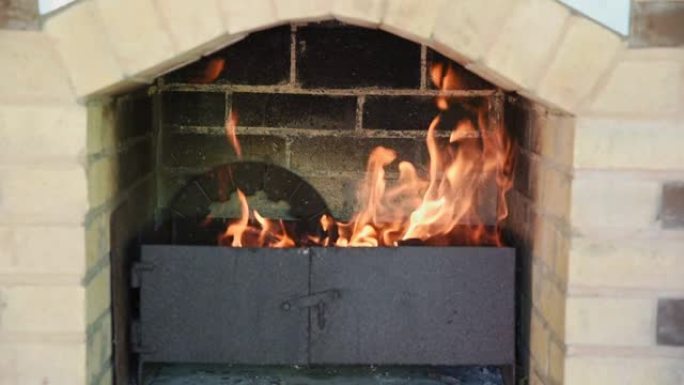 烧烤炉的火在烧烤炉里燃烧。石壁炉里的火。准备烧烤。慢动作