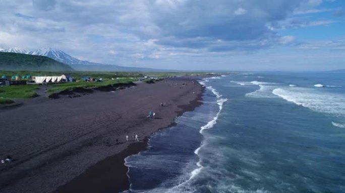 在堪察加半岛的太平洋海滩上飞行