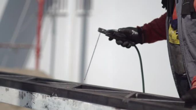 专业焊工正在工业工厂焊接金属零件