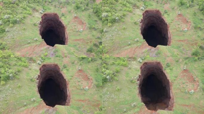 地面矿井坍塌的大洞