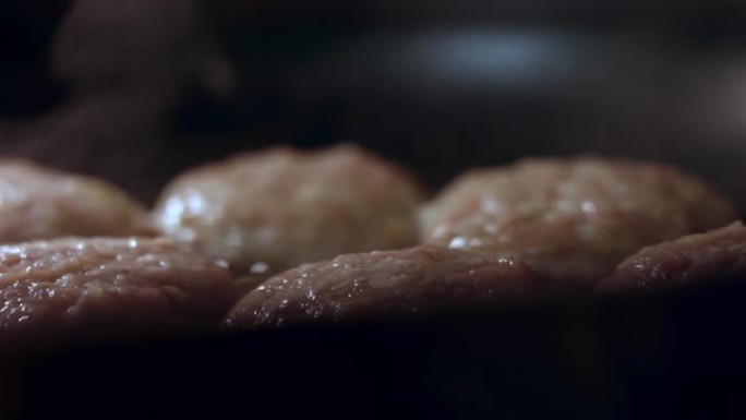 多汁美味的肉排在黑锅上用油油炸。简单的家庭烹饪。用于OLED屏幕