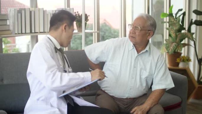 高级咨询患者与辅导员讨论他的症状