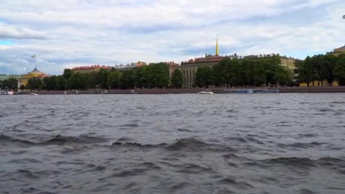 从圣彼得堡宫殿堤防上的涅瓦河上的延时视图，