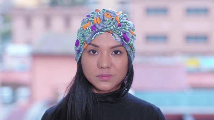 骄傲的印度年轻女子戴着五颜六色的头巾凝视着相机