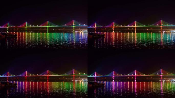 月光下的曼多维河桥，河中彩灯的倒影。也被称为阿塔尔·塞图。