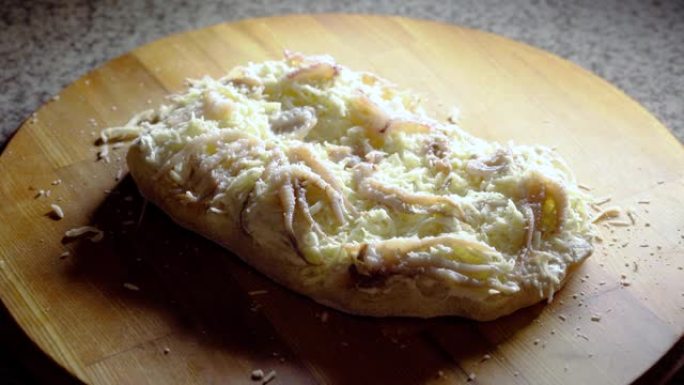 用章鱼烹饪平萨罗马纳的过程。厨师拿海鲜品纳在烤箱里烘烤。Scrocchiarella。意大利美食。