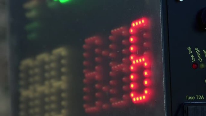 跑车比赛倒计时数字计时器，比赛结束时的秒表。特写