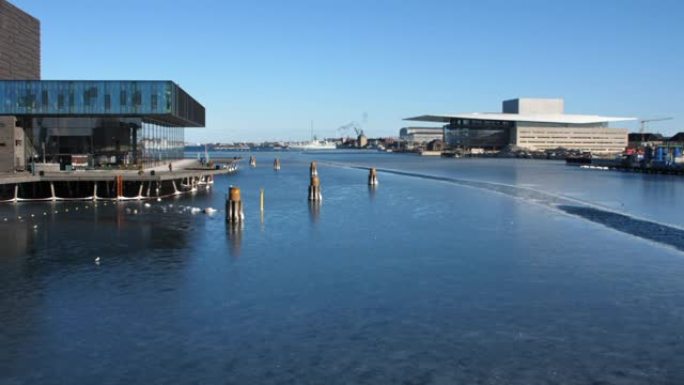 哥本哈根港Inderhavnen运河的冬季景观