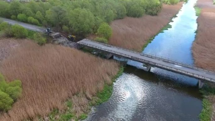 断桥，河流上的履带式挖掘机断路结构被摧毁的道路