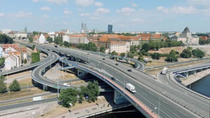 奥德拉河、城市高速公路和波兰什切青市的鸟瞰图