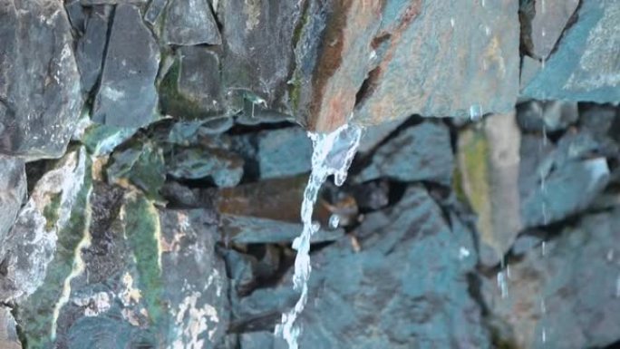 慢动作中的水滴从岩石上掉下来250fps