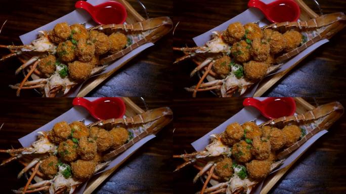 豪华餐厅龙虾盘带煎球的木托盘特写