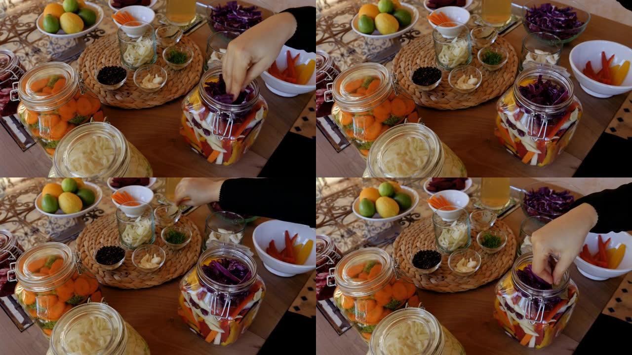 发酵，保存各种蔬菜，在罐中加入红白菜和月桂叶。