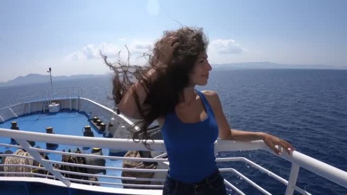 4k视频女人从渡船上享受大海