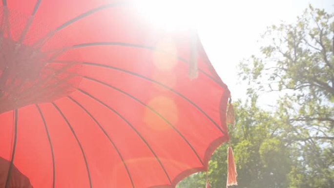 来自东方的红伞，带有阳光