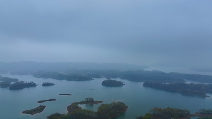 河南省信阳市春季清晨大雾的南湾湖航拍风光