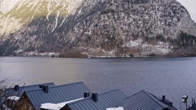 奥地利著名的哈尔施塔特湖畔传统木制船屋的美丽景色