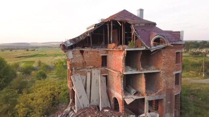 地震后一栋破旧建筑的鸟瞰图。倒塌的砖房。