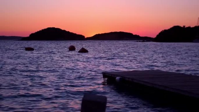 阿尔巴尼亚惊人的紫色日落，克萨米尔。平静的离子海。完美的兰西角背景