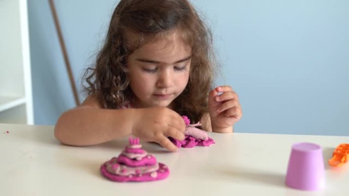 学龄前女孩在家玩儿童游戏粘土的视频