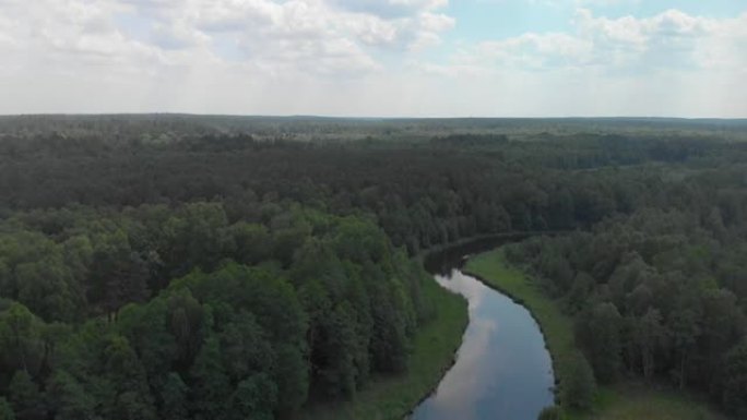 美丽的风景，蜿蜒的小河 (空中拍摄)