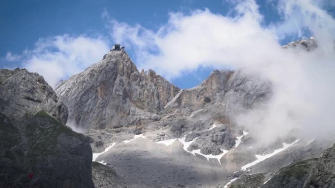 带缆车的达克斯坦巍峨大山雄伟高山人间仙境