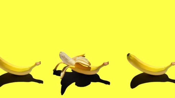 无缝循环动画，整个和去皮的黄色香蕉被隔离在明亮的背景上。中午太阳的硬影，复制空间