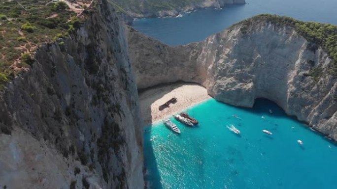 希腊著名的纳瓦焦沉船海滩上的高清视频无人机视图