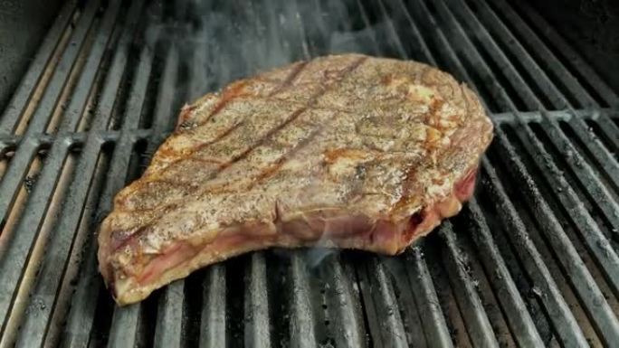 厚切的生调味牛肉肋眼牛排在木炭烤架上，带火焰4k视频