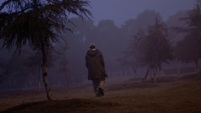 清晨迷雾一个人行走背影