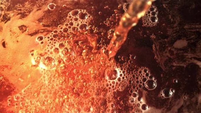 超级慢动作喷射啤酒倒入气泡和泡沫。在1000 fps的高速相机上拍摄。