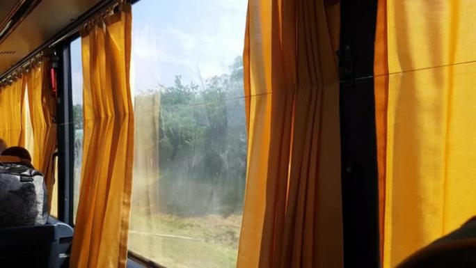 乘公共汽车旅行时透过窗户观看