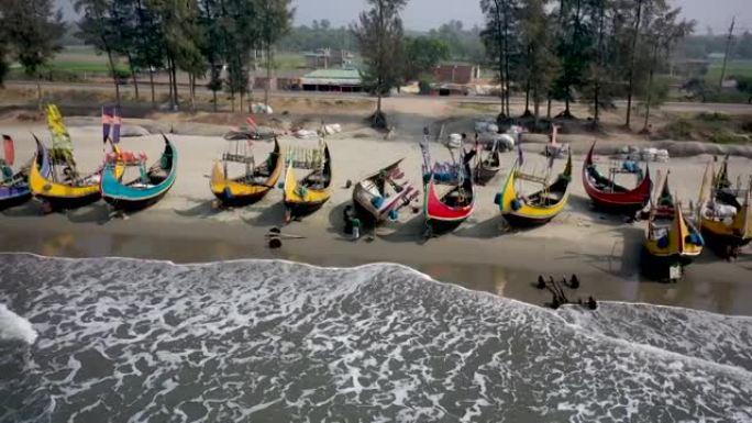 孟加拉国吉大港传统渔船鸟瞰图。
