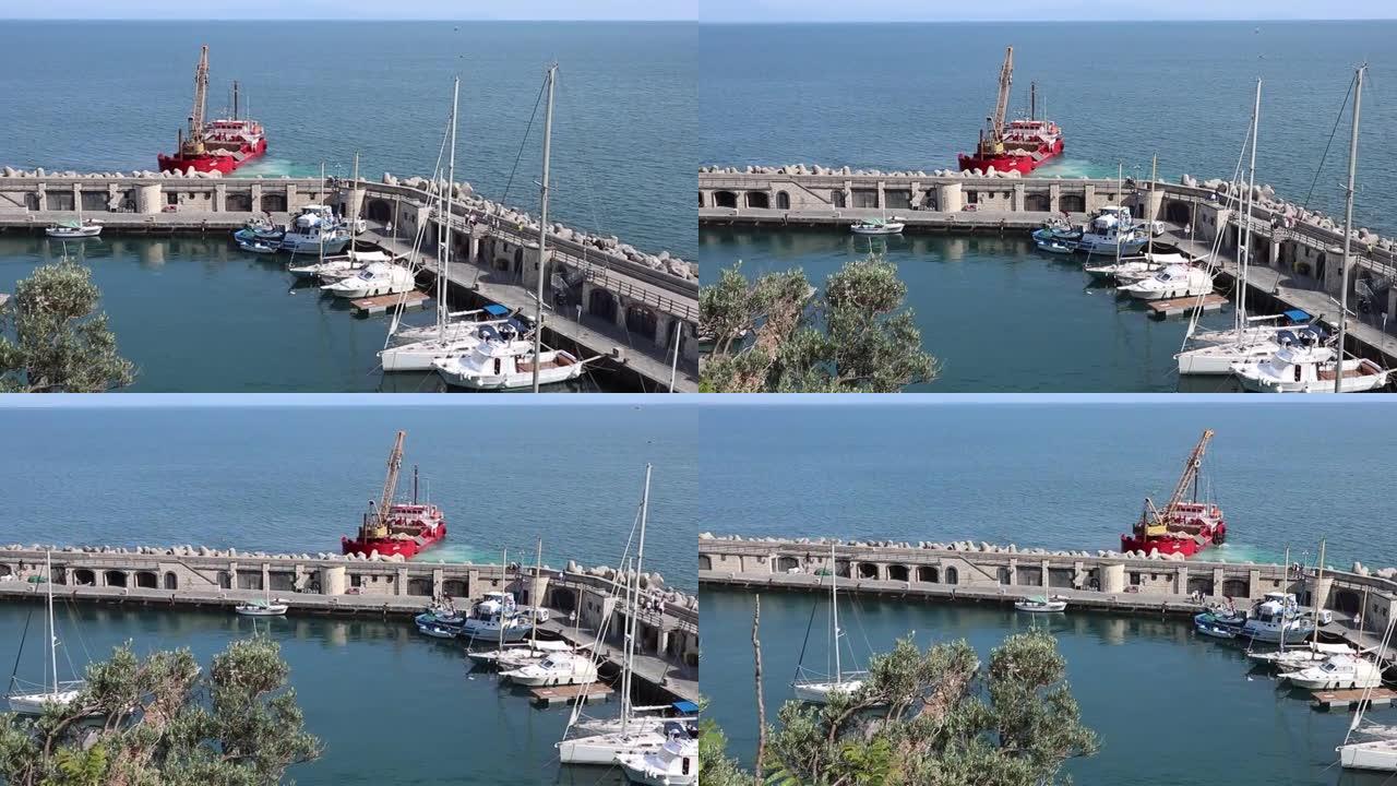 Cetara-码头悬崖上工作期间的港口概述