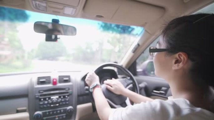 亚洲女子驾驶汽车
