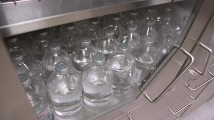 医院或诊所医疗柜中疫苗玻璃瓶的特写镜头。