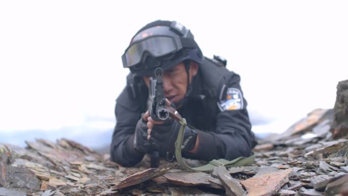 帅气趴卧在石头上持枪出击震撼抓捕扫黑除恶