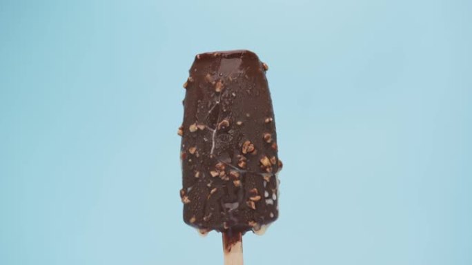 冰淇淋冰棒棒巧克力融化。