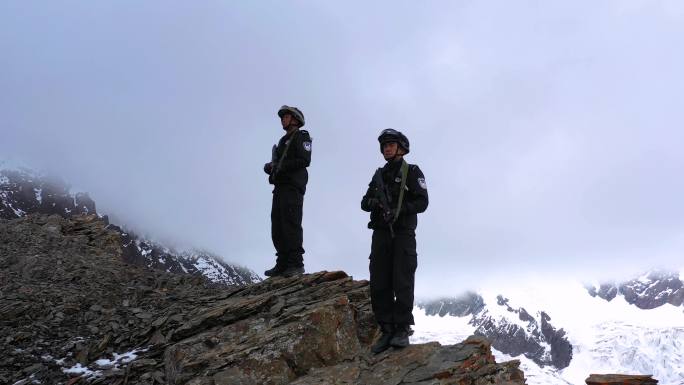 风雪中巡逻 雪中执勤 警察治边稳边 警察