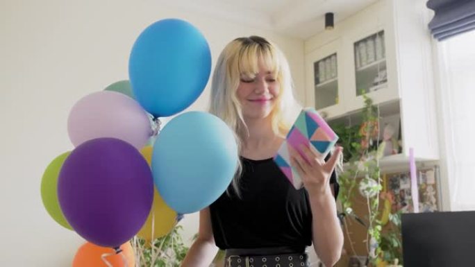 生日派对，带彩色气球和惊喜礼盒的女少年