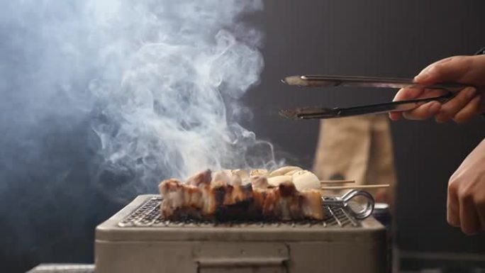 手持慢动作近距离观察烟熏五花肉和蘑菇串打开火烟熏木炭烤肉烤架
