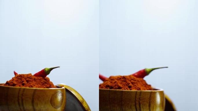 磨碎的辣椒和新鲜的辣椒