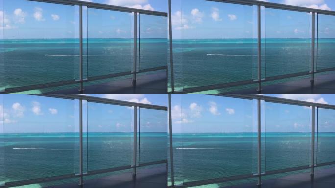 通过阳台栏杆欣赏加勒比海海景