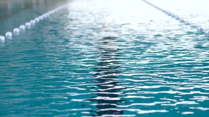 慢动作中的空游泳池波浪放松概念