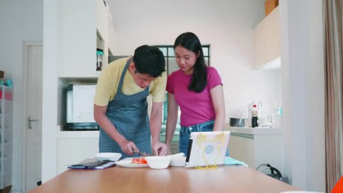 泰国人学着在自己家里做寿司