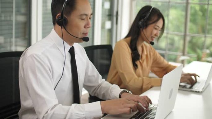呼叫中心员工为客户提供专业支持